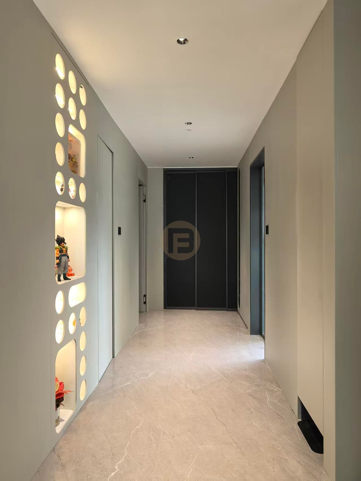 Pared de armarios del pasillo con huecos abiertos iluminados