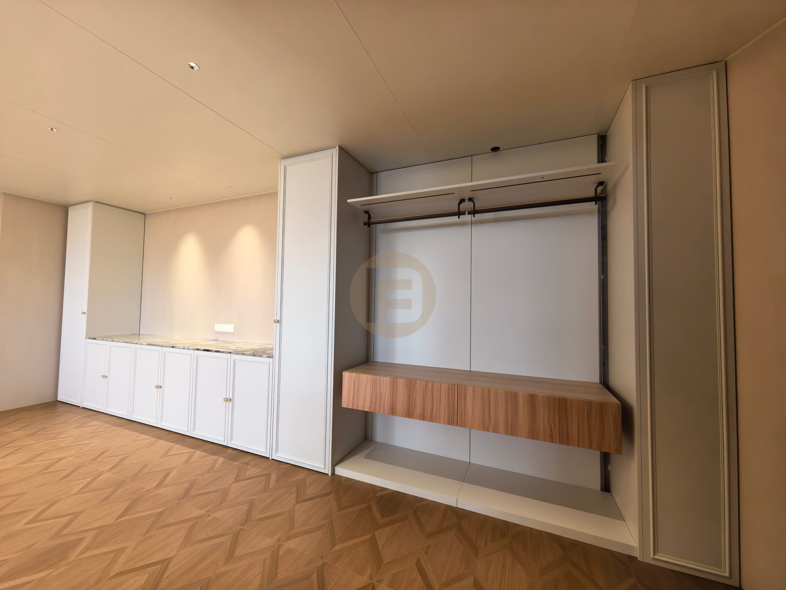 Armarios altos y bajos blancos con panel elevado, barra y cajón suspendido de aspecto madera
