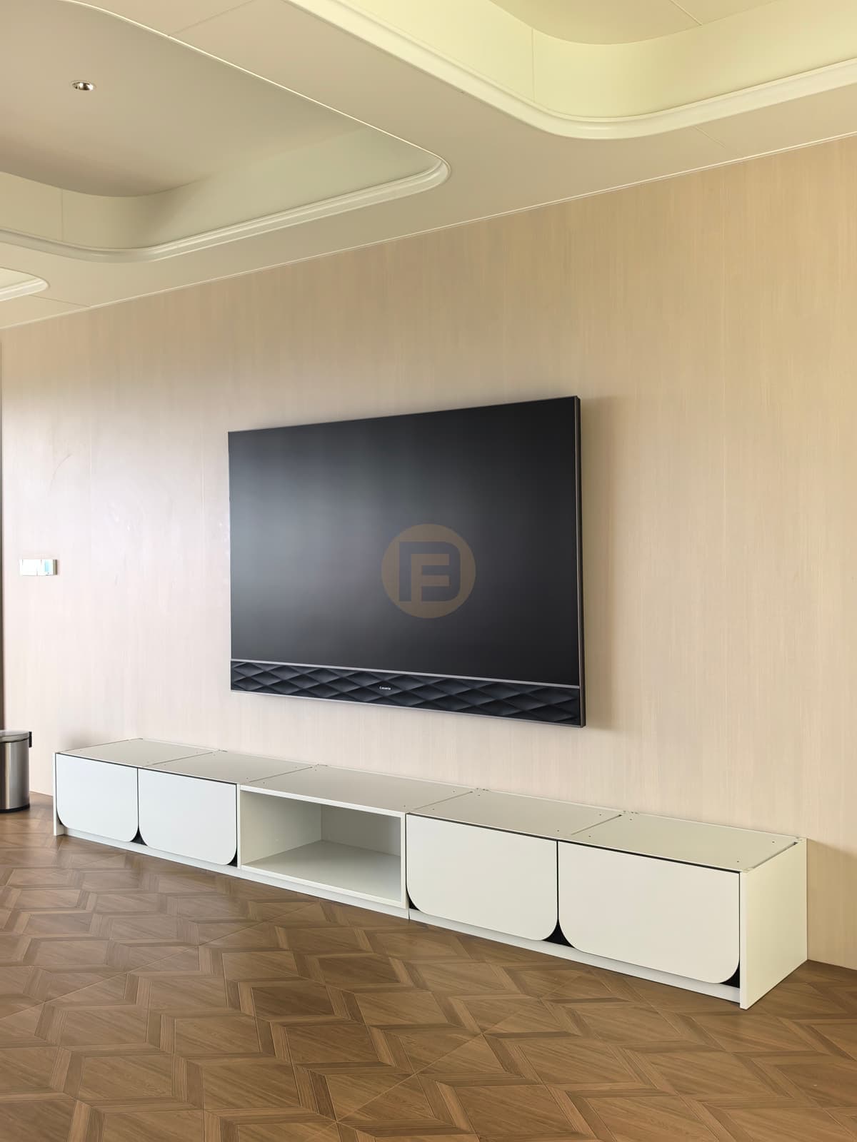 Mueble bajo blanco de televisión con secciones superiores abiertas