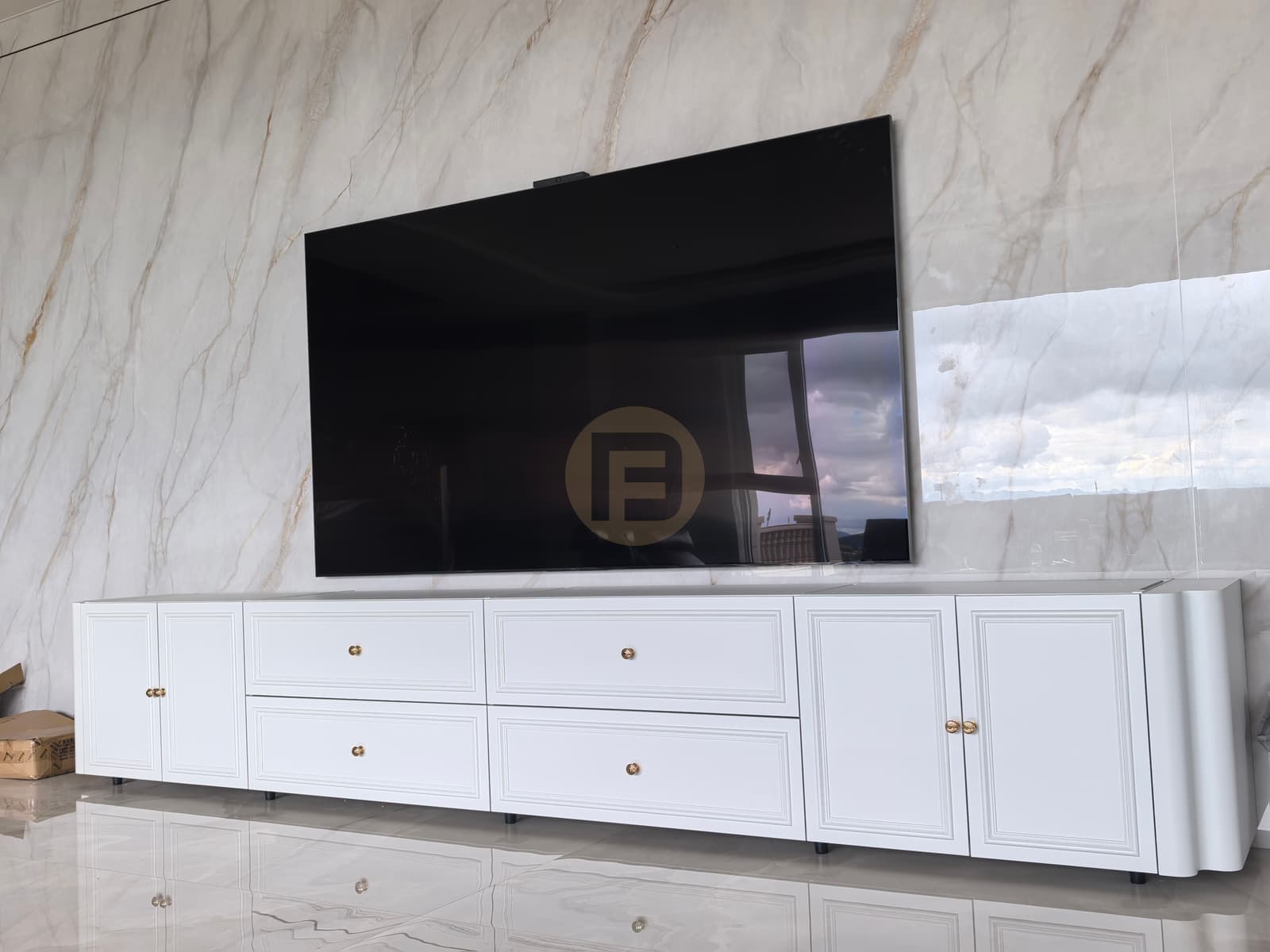 Mueble bajo blanco debajo de un televisor