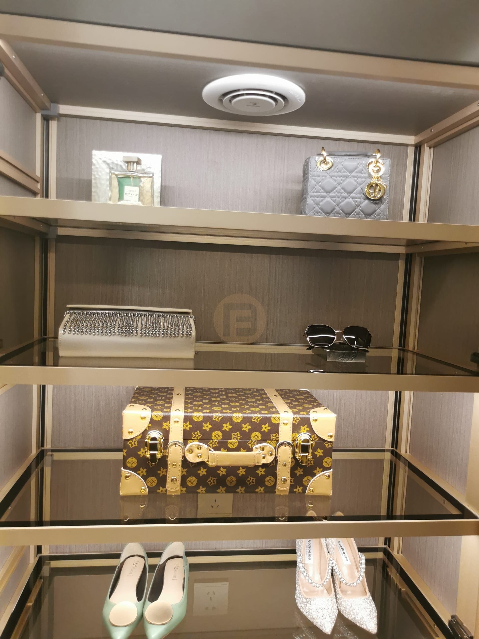 Detalle de los estantes iluminados para accesorios en el vestidor a medida