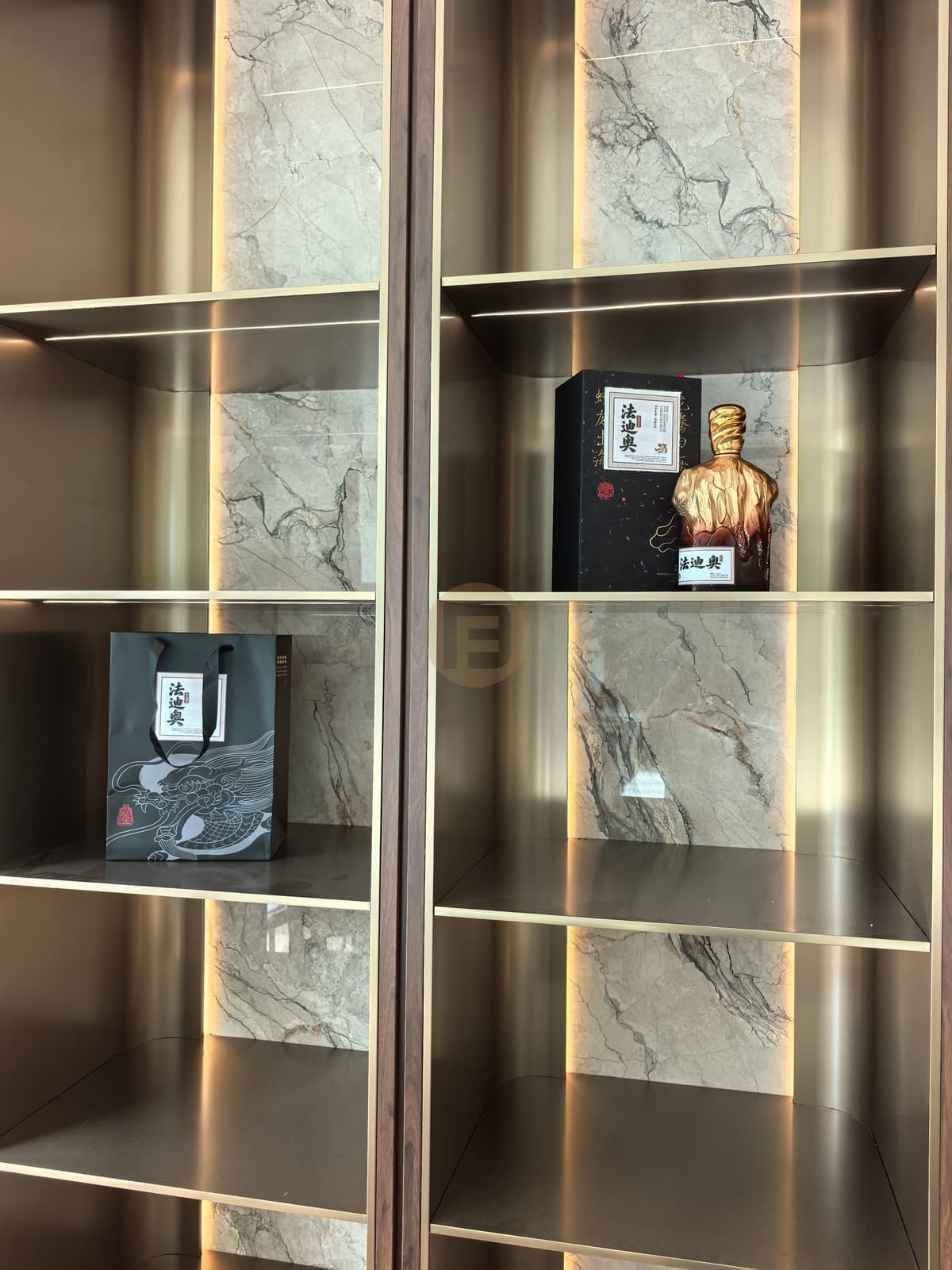 Detalle de los estantes expositivos con objetos de marca